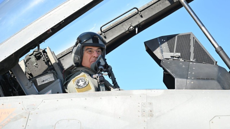 Η Φωτογραφία της Ημέρας: Ο Νίκος Δένδιας πριν την πτήση του με F-16 πάνω από το Αιγαίο