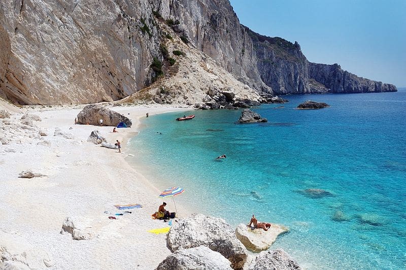 Επίγειος παράδεισος μακριά από όλους: Τα 3 ελληνικά νησιά του Ιουνίου που συναντάς τελευταία πριν «πατήσεις» Ιταλία!