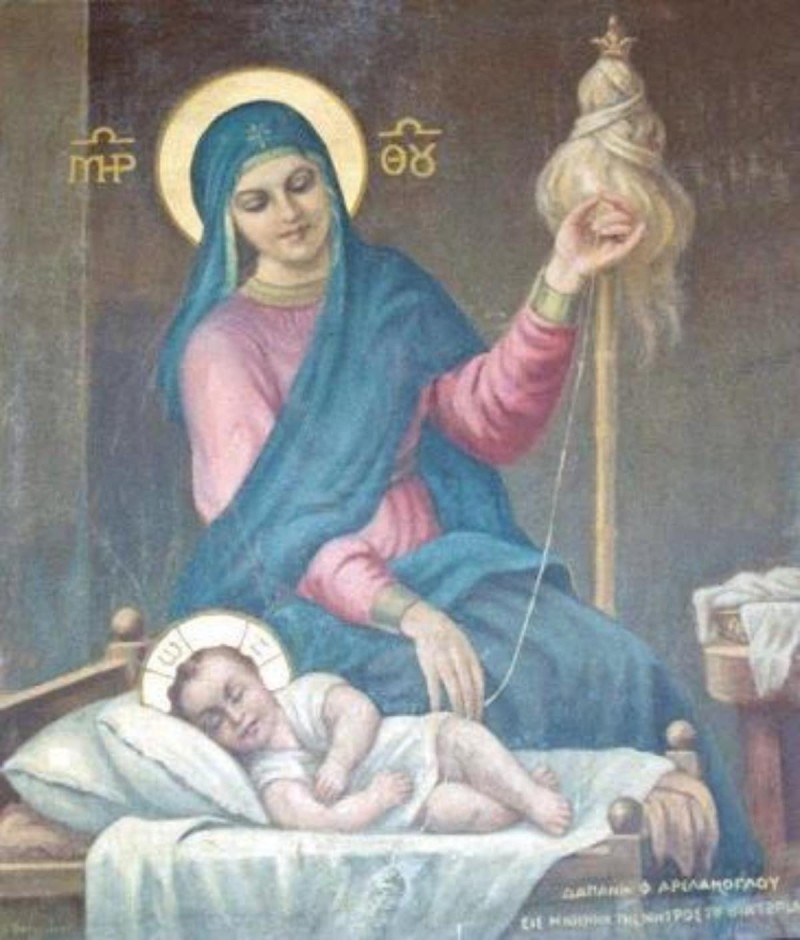Η εικόνα της Παναγίας που κανακεύει τον Ιησού μωρό και γνέθει για να Του πλέξει ρουχαλάκια