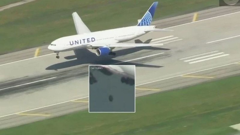 Θρίλερ στον αέρα: Boeing 777 χάνει τροχό εν ώρα πτήση - Η αναγκαστική προσγείωση και η στιγμή της αποκόλλησης (video)