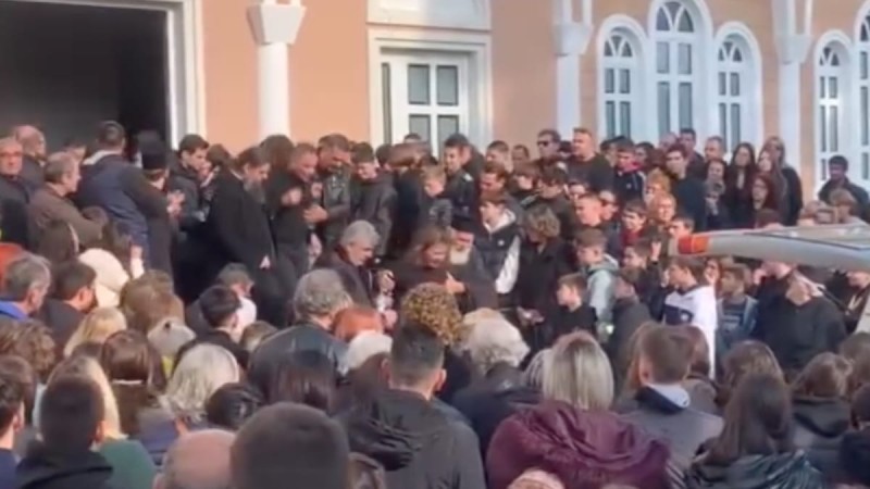 Σπαραγμός στην Αλεξανδρούπολη: Λαοθάλασσα στην κηδεία του 15χρονου Γιάννη που έπεσε από φωταγωγό - Υποβασταζόμενοι οι γονείς (video)