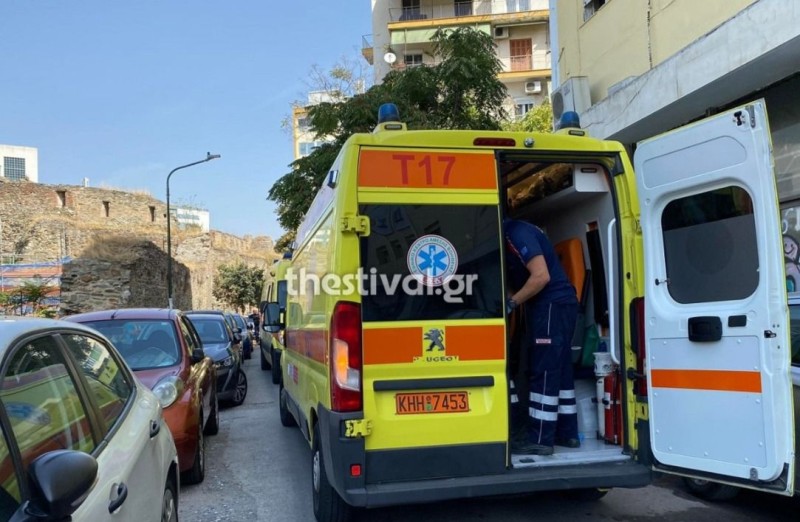 Θρίλερ στην Θεσσαλονίκη: 19χρονος έπεσε από τον τρίτο όροφο - Νοσηλεύεται σε κρίσιμη κατάσταση