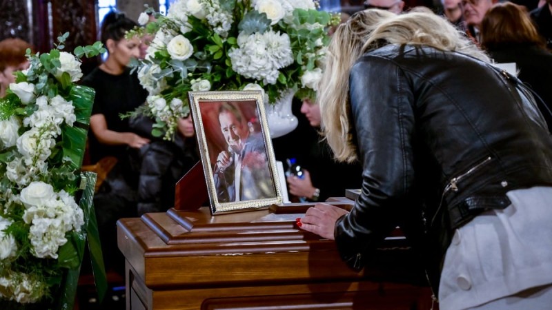 Βασίλης Καρράς: Πραγματοποιήθηκε το μνημόσυνο για τους τρεις μήνες από το θάνατό του - Σπαραγμός για τη σύζυγο και την κόρη του