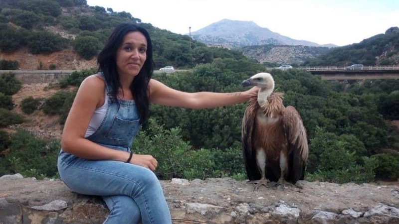 Έλιωσε το διαδίκτυο: Στην Κρήτη ένας ευγενικός γυπαετός έβγαλε selfie και αγκάλιασε με τα φτερά του ένα ζευγάρι που του έδωσε νερό