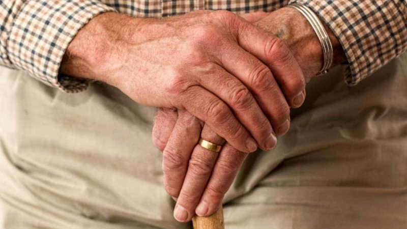 Η «Μέθοδος της αγκαλιάς»: Η νέα απάτη με την οποία κλέβουν ηλικιωμένους