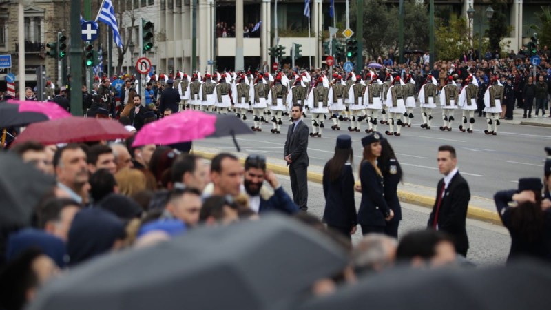 Καιρός σήμερα 25/03: Χωρισμένη στα δύο η Ελλάδα - Πού θα γίνουν παρελάσεις με ομπρέλες, πώς θα κινηθεί το σύστημα «Π» (video)