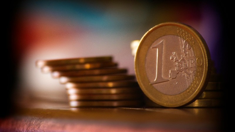 Νέος κατώτατος μισθός: Στα 830 ευρώ μικτά το επικρατέστερο σενάριο - Πότε θα γίνουν οι επίσημες ανακοινώσεις
