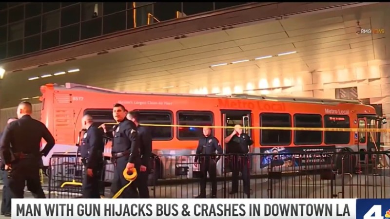 Άνδρας έκλεψε λεωφορείο και συγκρούστηκε με οχήματα - Ήταν ένοπλος