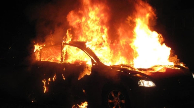 Μενίδι: Έβαλαν φωτιά σε αυτοκίνητο πρώην και τους συνέλαβαν- Διψούσαν για εκδίκηση