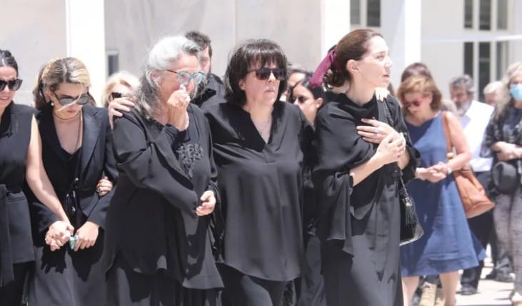 Η Αριέττα Μουτούση στην κηδεία της Νόνικας Γαληνέα