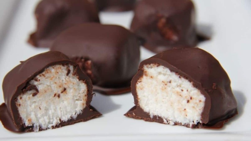 Ονειρικό γλυκό ψυγείου: Πανεύκολα σοκολατάκια καρύδας με ζαχαρούχο γάλα και άλλα 2 υλικά