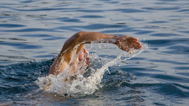 Πέτυχε το αδύνατο: Κολύμπησε σχεδόν 3 μέρες στη θάλασσα χωρίς διακοπή και τερμάτισε νικητής (video)