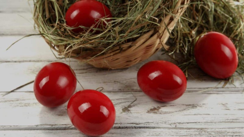 Μυστικά για να βάψετε κόκκινα τα αβγά σας χωρίς να σπάσουν