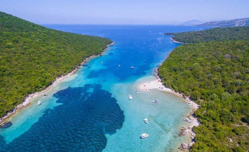 Σπάνιο φαινόμενο στην Ελλάδα: Η πανέμορφη παραλία με τα τιρκουάζ νερά που μπορείς να επιλέξεις την θερμοκρασία του νερού (video)