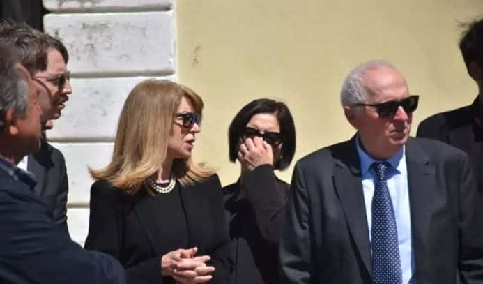 Ψυχικό ράκος η Έλλη Στάη στη κηδεία της μητέρας της - Μαυροφορεμένη και με απέραντη θλίψη στο βλέμμα