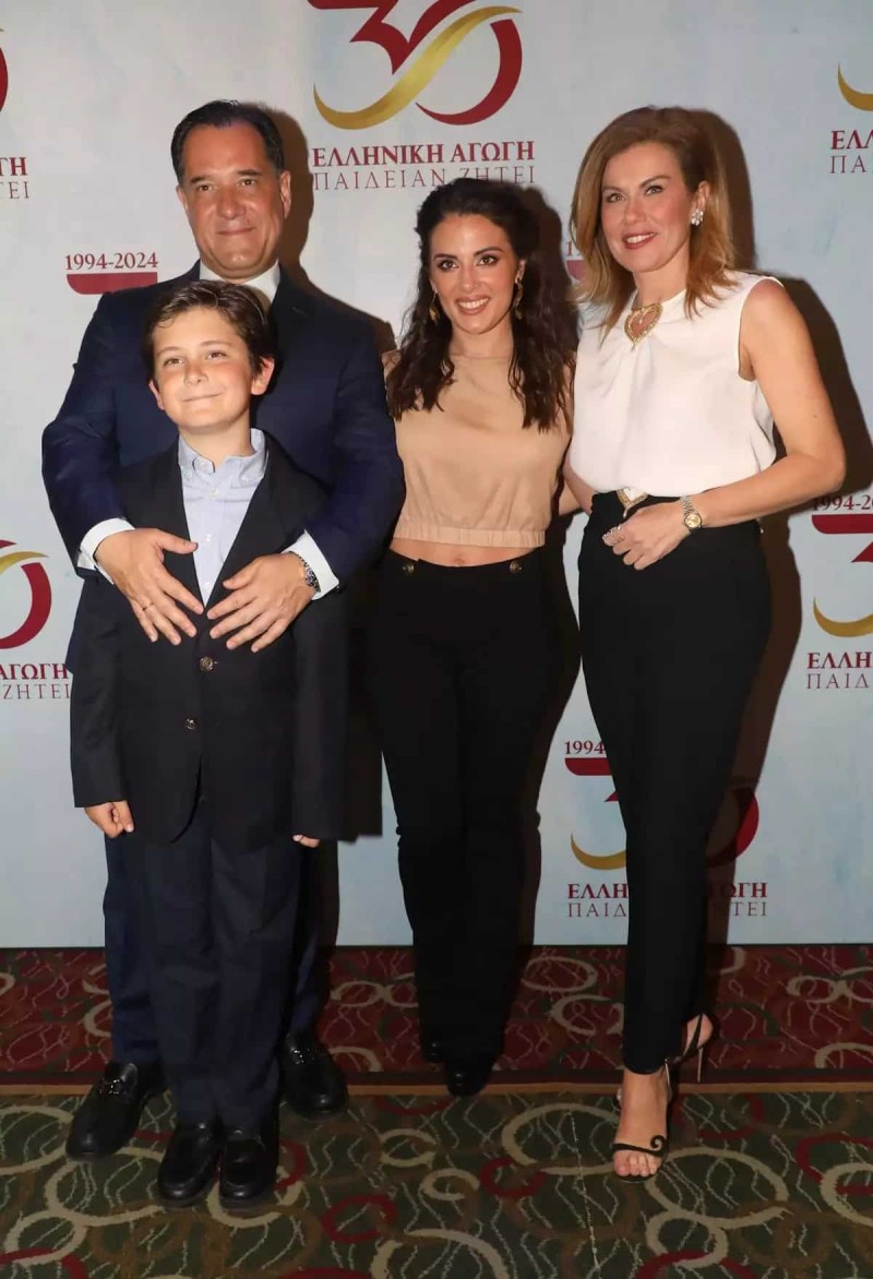 Η Ευγενία Μανωλίδου και ο Άδωνις Γεωργιάδης με τα παιδιά τους