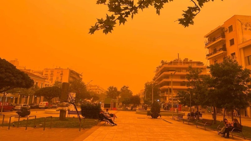 Σκηνικό Σαχάρας: Απόκοσμες εικόνες στην Καλαμάτα - Αποπνικτική ατμόσφαιρα από την αφρικανική σκόνη (video)