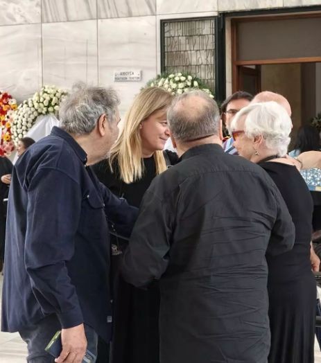 Κηδεία Γιάννη Φέρτη: Υποβασταζόμενη η Ξένια Καλογεροπούλου - Η σφιχτή αγκαλιά με την Μαρίνα Ψάλτη