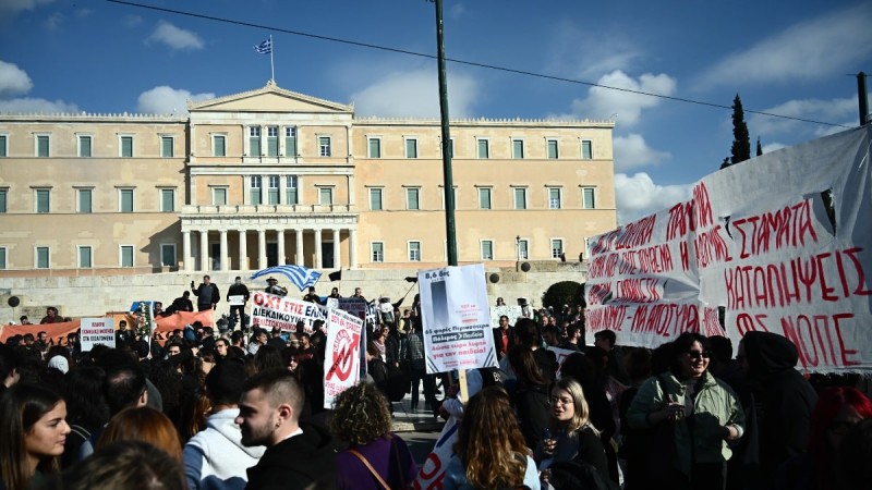 Reuters: «Η ηρεμία στην Ελλάδα έχει αποκατασταθεί, στο Σύνταγμα δεν έχει διαδηλωτές αλλά μουσικούς που διασκεδάζουν τους τουρίστες»