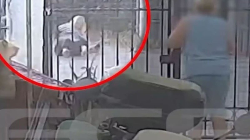 Σοκ στη Σαλαμίνα: 27χρονος αστυνομικός επιτέθηκε σε ζευγάρι και τους έσπασε το αμάξι - Το βίντεο ντοκουμέντο