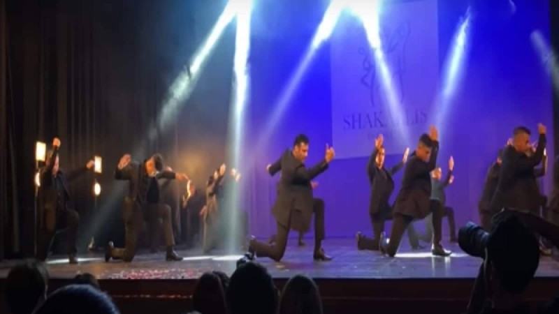 Εθνική ανατριχίλα: Η χορογραφία του ζεϊμπέκικου που έχει «ρίξει» το Youtube (video)