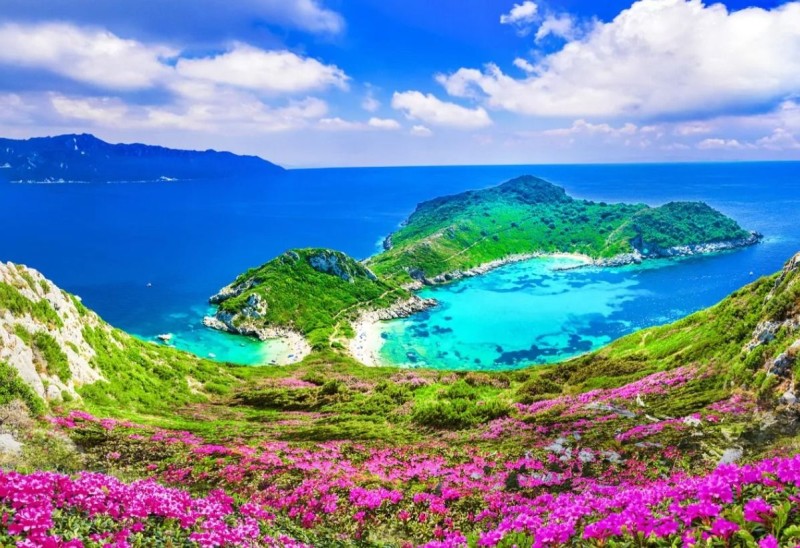 Εκεί που ο παράδεισος συναντά την Ελλάδα: Η μαγευτική παραλία με τα εξωπραγματικά νερά και το απέραντο πράσινο που θυμίζει Εδέμ