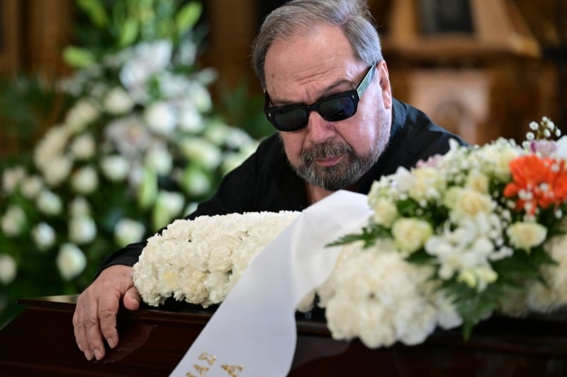 Συντετριμμένος ο Σταμάτης Φασουλήςστην κηδεία της Άννας Παναγιωτοπούλου