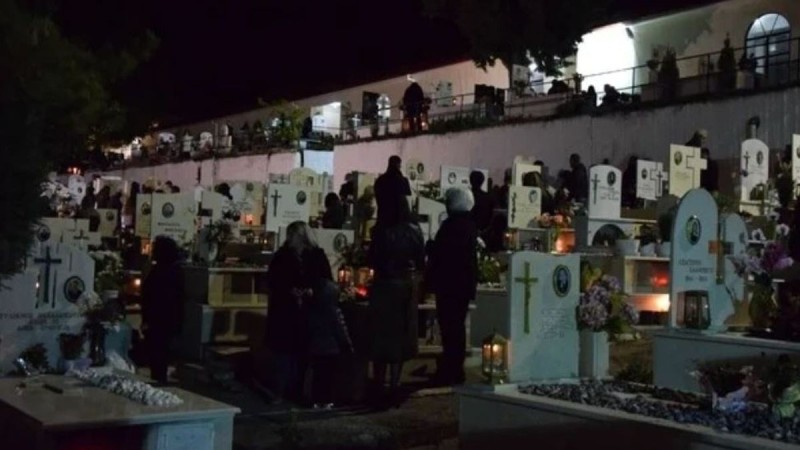 Η πιο συγκινητική Ανάσταση: Εκεί που τα νεκροταφεία γεμίζουν φως κι όλοι είναι δίπλα στους τάφους των δικών τους
