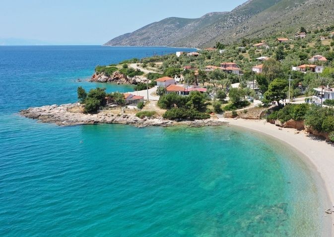 Γαλάζια «όαση» 1 ώρα και 20 λεπτά από την Αθήνα: Η παραλία με την πλούσια βλάστηση και τα κρυστάλλινα νερά