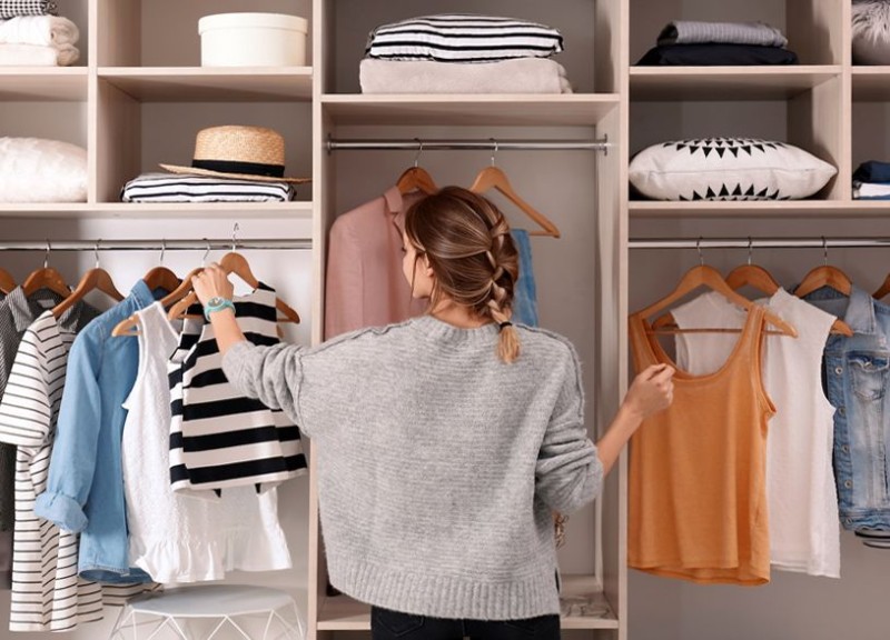 Καλοκαιρινά ρούχα: Ο σωστός τρόπος για να τα «κατεβάσεις» και να τα αποθηκεύσεις στις ντουλάπες