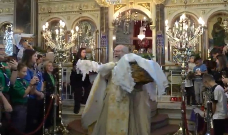 Πρώτη Ανάσταση στη Χίο: Ο «ιπτάμενος» ιερέας επέστρεψε - Έκλεψε ξανά την παράσταση (video)