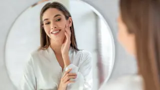 Η έξυπνη ρουτίνα για λιπαρή επιδερμίδα με ατέλειες