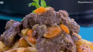 Μοσχαράκι λεμονάτο με πατάτες τηγανητές: Η πιο νόστιμη παραδοσιακή συνταγή από τον Πέτρο Συρίγο