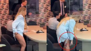 Στιγμιότυπο από οθόνη υπολογιστή που δείχνει μια γυναίκα σε τηλεδιάσκεψη να κρατά ένα εσώρουχο στο χέρι της