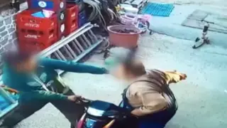 Πατροκτονία στη Λέρο: Σοκαριστικό βίντεο με τον 50χρονο να χτυπά τον γιο του και να του ρίχνει μηχανή