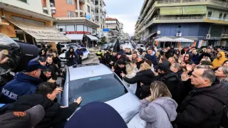 Ποιοι είναι αυτοί που διαδηλώνουν υπέρ του ιδιοκτήτη της Βιολάντα; Η απάντηση αποστομωτική