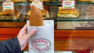 Γιατί η τυρόπιτα του Άριστον παραμένει ο απόλυτος θρύλος της Αθήνας για πάνω από έναν αιώνα