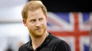 Ολόγυμνος και ξέφρενος: Η νύχτα που ο πρίγκιπας Χάρι τάραξε το Λας Βέγκας – Δείτε τις φωτογραφίες που έγιναν viral