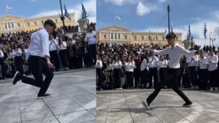Ένας λεβέντης μαθητής σταμάτησε τον χρόνο στο Σύνταγμα, χορεύοντας ένα βαρύ ζεϊμπέκικο αμέσως μετά τη μαθητική παρέλαση.