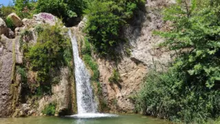 Καταρράκτης Βαλανάρη: Η μυστική «όαση» στο Ντράφι – Μόλις 25 λεπτά από το κέντρο της Αθήνας