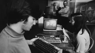 Σαν σήμερα, 01 Απριλίου 1976: Η γέννηση του «δαγκωμένου μήλου» – Όταν ο Τζομπς και ο Βόζνιακ ίδρυσαν την Apple σε ένα γκαράζ
