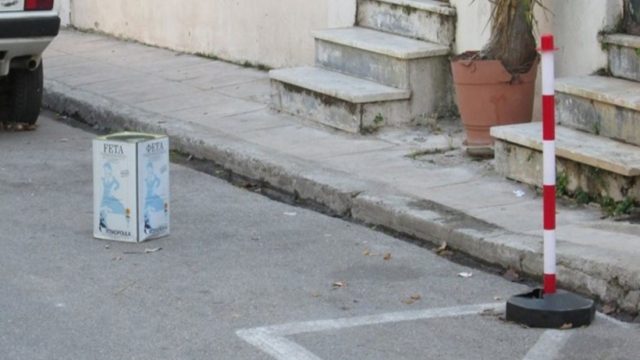 Βάζετε σκαμπό ή κάδο για να πιάσετε θέση πάρκινγκ; Δείτε τι θα σας συμβεί στο εξής και θα το ξανασκεφτείτε!