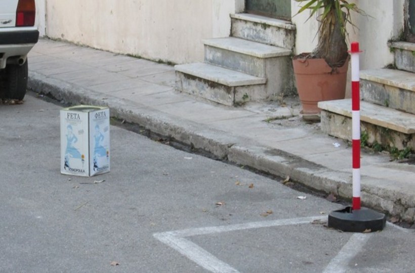 Βάζετε σκαμπό ή κάδο για να πιάσετε θέση πάρκινγκ; Δείτε τι θα σας συμβεί στο εξής και θα το ξανασκεφτείτε!