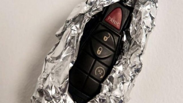 Το κόλπο με το αλουμινόχαρτο για να μη σας κλέψουν το αυτοκίνητο! (video)