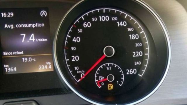 Τι γίνεται όταν ο δείκτης βενζίνης δείξει “0 km”; Πόσα χιλιόμετρα μπορείς να συνεχίσεις;
