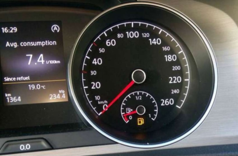 Τι γίνεται όταν ο δείκτης βενζίνης δείξει “0 km”; Πόσα χιλιόμετρα μπορείς να συνεχίσεις;
