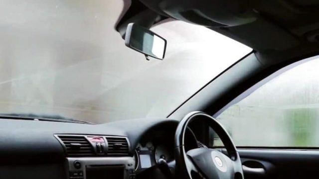 Απίστευτο: Αυτό είναι το κόλπο για να μην θαμπώσουν ξανά τα τζάμια του αυτοκινήτου σας! (Video)