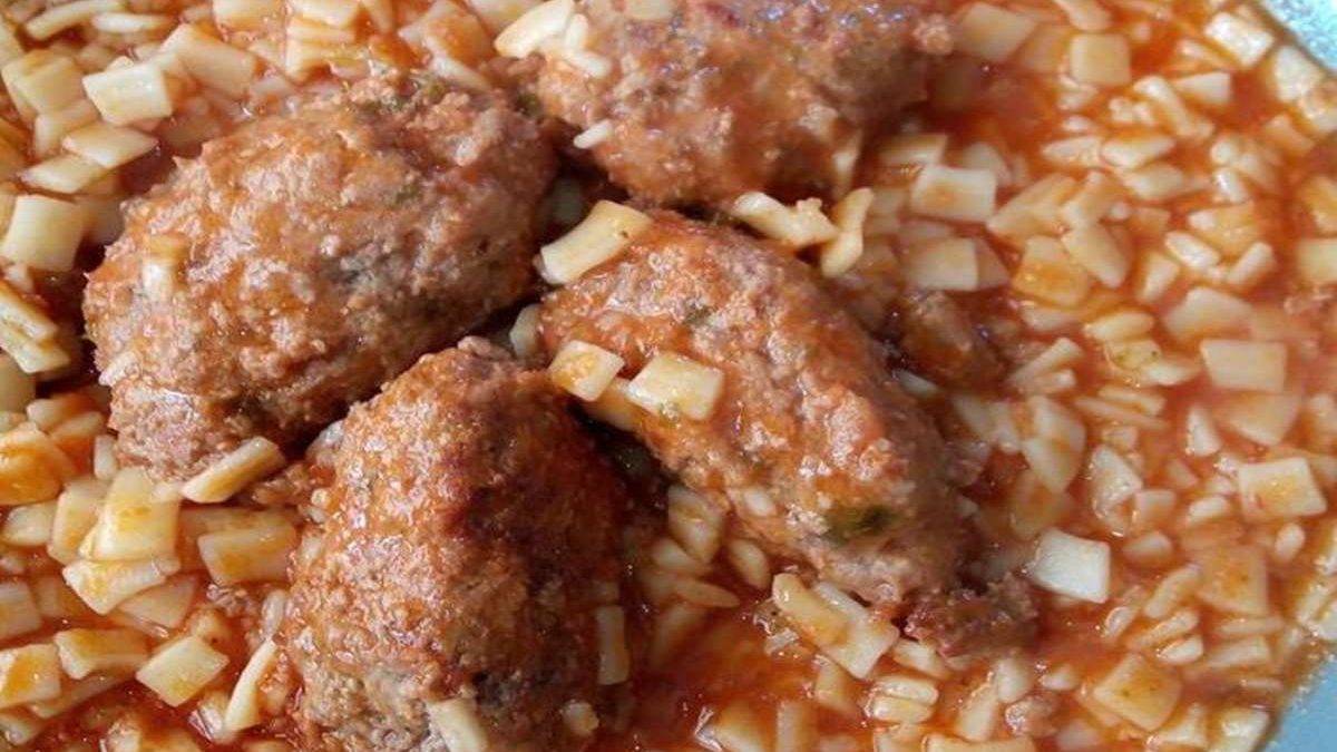 Μαμαδίστικα κεφτεδάκια με χυλοπίτες και σάλτα ντομάτας στον φούρνο