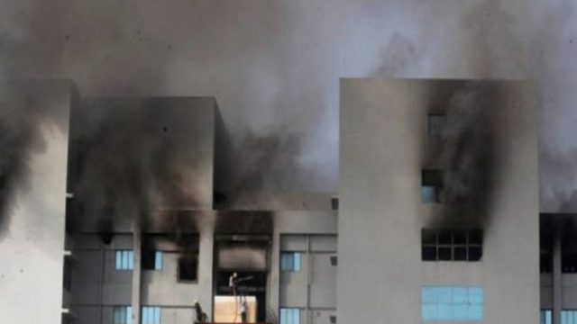 Στις φλόγες το μεγαλύτερο εργοστάσιο παραγωγής εμβολίων για τον κορωνοϊό στον πλανήτη