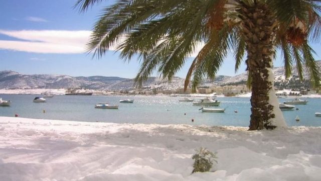 Ο ιστορικός χιονιάς του 2002 που “έθαψε” στο χιόνι μέχρι και παραθαλάσσιες περιοχές της Αθήνας! (photos)